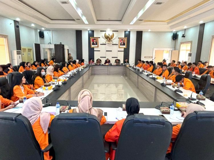 Edi Purwanto saat memberikan Materi Kuliah kepada 84 Mahasiswa Fakultas Hukum UNJA, Selasa siang (4/6) di Ruang Banggar DPRD Provinsi Jambi (Dok. Humas - Hadian)