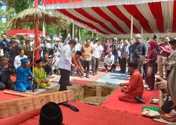 Al Haris Lakukan Peletakan Emas Prosesi Tegak Tiang Tuo di kawasan Candi Muaro Jambi, Kabupaten Muaro Jambi, Provinsi Jambi, Rabu (05/2024). (Dok. Riky)