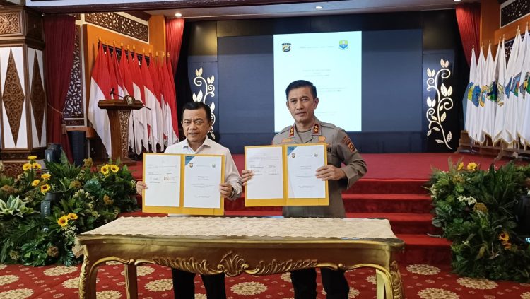 Gubernur Al Haris dan Kapolda Jambi Tandatangani NPHD Dana Pengamanan Pilkada 2024 di auditorium Rumah Dinas Gubernur Jambi, Rabu (05/06/2024) (Dok. Riki)