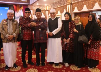 Poto bersama pada pelepasan 66 JCH PT. Mumtaz Sabila Mabrur di Auditorium Rumah Dinas Gubernur Jambi, Jum'at (07/06/2024). (Foto: Agus - Kominfo)