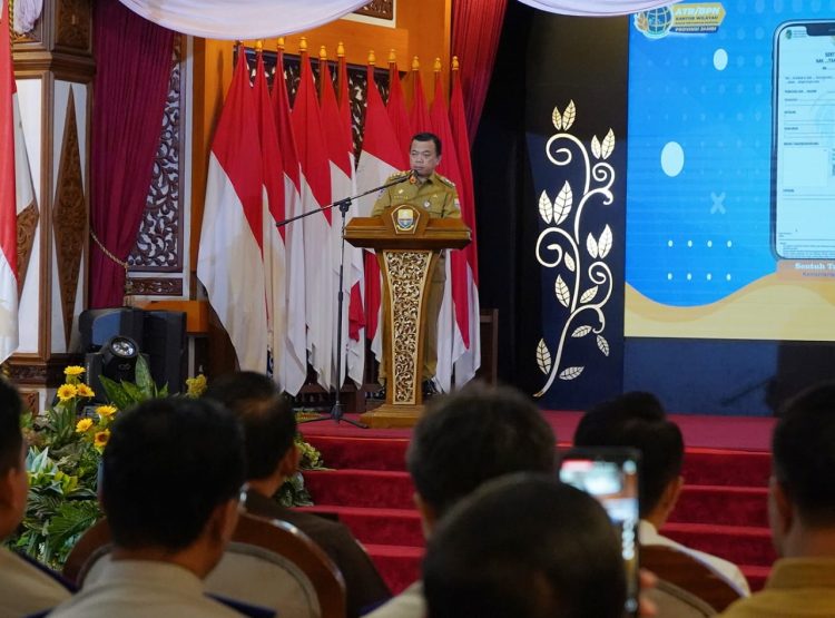 Al Haris pada Launching implementasi sertifikat elektronik di Auditorium Rumah Dinas Gubernur Jambi, Selasa (11/06/2024). (Foto: Erict - Kominfo)