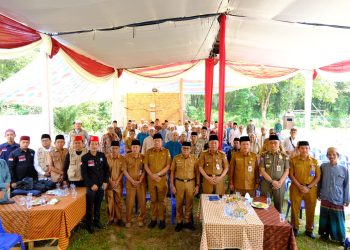 Poto bersama Wagub usai membuka Diskusi Kajian Umum Panduan Fiqih dan Tehnik Sembelih Hewan di Pondok Pesantren Daarudda’wah Ba'alawi Hasani Jambi Tulo, Selasa (11/06/2024). (Foto: Sobirin - Kominfo)