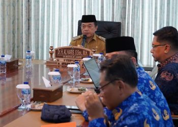 Gubernur Al Haris saat memoimpin rapat TPID se-Provinsi Jambi, di ruang virtual rumah dinas Gubernur Jambi, Selasa (11/06/2024) (Foto: Erict - Kominfo)