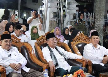 Abdullah Sani menghadiri acara pelepasan Festival Takbiran Idul Adha 1445 H, di halaman Rumah Dinas Bupati Tanjung Jabung Barat, Minggu (16/06/2024) (Foto: Harun - Kominfo)