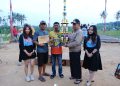 Wagub Sani Serahkan Tropi dan Uang Pembinaan kepada Pemenang Lomba Merpati Kolong di Lapak Jambi 98 Paal Lima, Kota Jambi, Minggu (23/06/2024) (Foto: Reno - Kominfo)