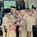 Penyematan Pin oleh Ka Kwarda Gerakan Pramuka Jambi, Dr. H. Sudirman,pada Pelantikan Mabicab dan Kwarcab Gerakan Pramuka Kota Jambi PAW di Aula Griya Mayang, Rumah Dinas Wali Kota Jambi, Kamis (16/5/2025). (Dok. nahar)