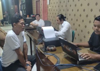 Supatman saat memenuhi panggilan penyidik di Polsek Pauh, Senin (19/5/2025) (Dok. Humas Polsek Pauh)