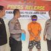 Kapolsek Jambi Timur AKP Edi Mardi Siswoyo (kedua dari kiri) bersama jajaran menunjukkan tersangka pencurian kloset duduk dari gedung Bank 9 Jambi dalam konferensi pers di Mapolsek Jambi Timur, Rabu (21/5/2025). (Dok. Daus)