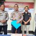 Kapolsek Jambi Timur AKP Edi Mardi Siswoyo (tengah) didampingi jajaran saat memberikan keterangan pers terkait pengungkapan kasus perampasan bermotif judi online di Mapolsek Jambi Timur, Rabu (21/5/2025). (Foto: Nahar - JT)