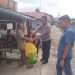 Kapolres Tanjab Timur, AKBP Maulia Kuswicaksono, menyerahkan bantuan sembako kepada warga terdampak bencana angin puting beliung di Desa Lambur, Kecamatan Muara Sabak Timur, Rabu (21/5/2025). B (Foto: Dok. Nahar)