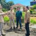 Gubernur Al Haris didampingi Bupati Tanjab Timur, Dillah Hikmah Sari, dan Wabup Muslimin Tanja meninjau kondisi ruas jalan provinsi Sabak–Nipah Panjang, Sabtu (17/5/2025). (Dok. nahar - JT)