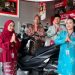 Karyawan wanita mengenakan baju kurung dan karyawan pria menggunakan teluk belango merianhakn HUT ke-79 Kota Jambi di Dealer Sinsen , Sabtu (17/05/2025). (Dok. Yola - JT)