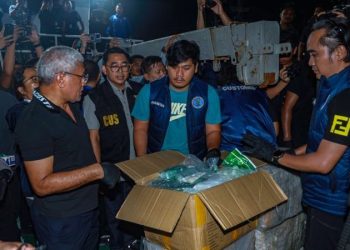 Kepala BNN RI Komjen Pol. Marthinus Hukom (kiri) bersama pejabat gabungan dari Bea Cukai, TNI AL, dan Polri saat memeriksa puluhan dus berisi sabu di kapal MT Sea Dragon Tarawa di Dermaga Bea Cukai Batam, Rabu (21/5/2025). (Dok, Humas BNN RI)