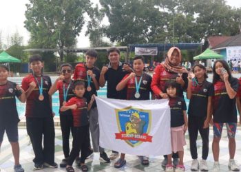 Tim Berang-Berang Swimming Club (BBSC) Jambi berpose bersama usai meraih 11 medali di ajang Walikota Cup Jambi Open Nasional 2025, 26–28 Mei lalu. (Foto: Nahar)