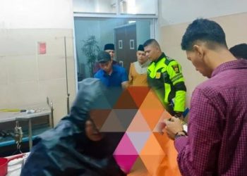 Petugas Satlantas Polres Muaro Jambi bersama warga dan tenaga medis saat mengevakuasi jenazah korban kecelakaan beruntun di Desa Niaso, Maro Sebo, Kamis (29/5/2025). (Dok. Nahar)