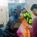 Petugas Satlantas Polres Muaro Jambi bersama warga dan tenaga medis saat mengevakuasi jenazah korban kecelakaan beruntun di Desa Niaso, Maro Sebo, Kamis (29/5/2025). (Dok. Nahar)