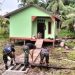 Anggota Satgas TMMD ke-124 Kodim 0419/Tanjab membangun jalan setapak menuju rumah Ibu Alui di Desa Kemuning, sebagai bagian dari program bedah rumah. (Foto: Kodim 0419/Tanjab)