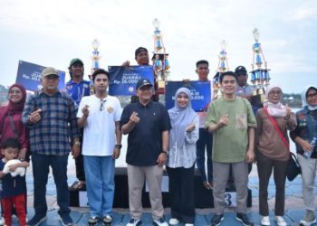 Wali Kota Jambi Dr. dr. H. Maulana, M.K.M., dan Wakil Wali Kota Diza Hazra Aljosha, S.E., M.A., bersama para pemenang lomba pacu perahu dan ketek hias yang digelar dalam rangka HUT ke-79 Kota Jambi di Danau Sipin. (Foto: Yola)