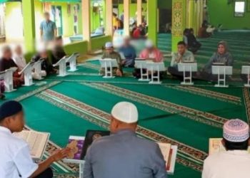 Warga Binaan Pemasyarakatan Lapas Kelas IIA Jambi tengah mengikuti kegiatan Khataman Al-Qur’an dengan khusyuk, sebagai bagian dari program pembinaan rohani, Jumat (30/5/2025). (Dok. Firdaus)