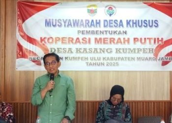 Anggota DPR RI Komisi V, H. A. Bakri HM, SE saat memberikan sambutan dalam Musyawarah Desa Khusus pembentukan Koperasi Merah Putih di Desa Kasang Kumpeh, Kabupaten Muaro Jambi, Jumat (29/5/2025). (Dok. Firdaus - JT)