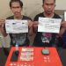Dua tersangka pengedar narkotika jenis sabu saat diamankan di Mapolresta Jambi beserta barang bukti yang disita polisi dari dua lokasi berbeda, Jumat malam (16/5/2025). (Dok. nahar -JT)