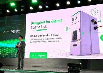 Melton Chang, EVP Power Systems Schneider Electric, mempresentasikan peluncuran MCSeT with EvoPacT HVX dalam acara resmi di Jakarta (27/5/2025). (dok. Schneider Electric)