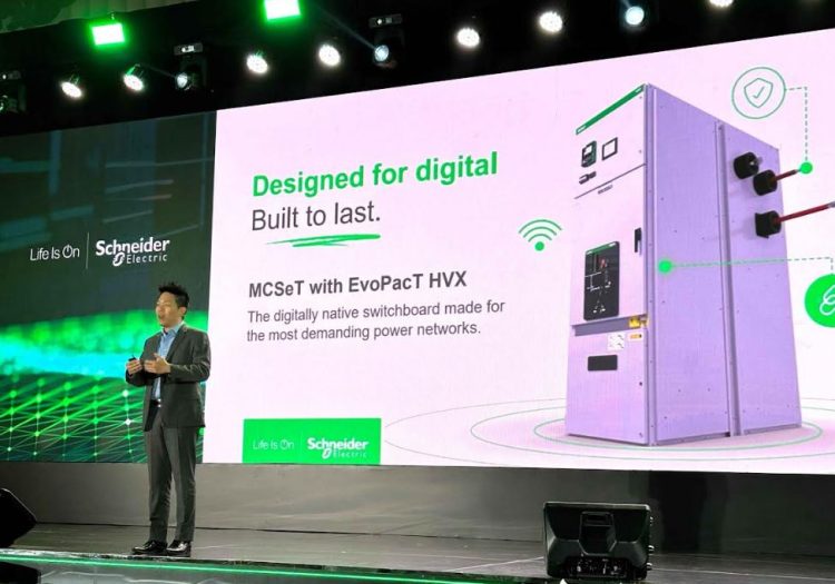 Melton Chang, EVP Power Systems Schneider Electric, mempresentasikan peluncuran MCSeT with EvoPacT HVX dalam acara resmi di Jakarta (27/5/2025). (dok. Schneider Electric)