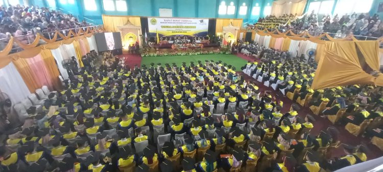 Pelaksanaan wisuda STIE Sakti Alam Kerinci di GOR Kota Sungai Penuh, Sabtu (17/5),(dok.yola-JT)
