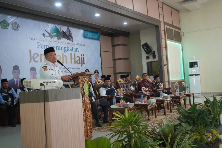 Gubernur Al Harus menyampaikan sambutan pada Pelepasan JCH Kloter 16 BTH di Asrama Haji Kota Baru, Kota Jambi, Sabtu (17/05/2025) (dok.erik - kominfo)