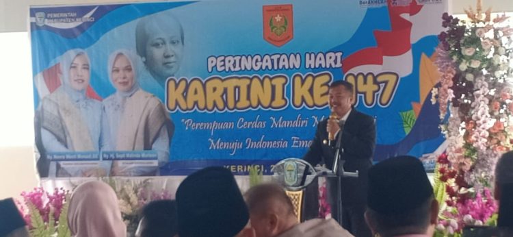 Bupati Kerinci Monadi saat memberikan sambutan dalam peringatan Hari Kartini ke-147 di Aula Kantor Bupati Bupati Kerinci Monadi saat memberikan sambutan dalam peringatan Hari Kartini ke-147 di Aula Kantor Bupati Kerinci, Selasa (20/5). (Dok . Yola - JT), Selasa (20/5). (Dok . Yola - JT)