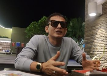 Vokalis Tipe X, Tresno Riadi saat diwawancarai di hotel aston, Kamis (29/05/2025) malam. (Dok.Stepanus)