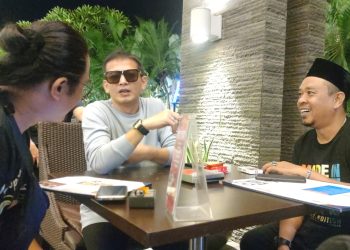 Tresno Riadi, vokalis Tipe-X, saat ngobrol santai bareng awak media di salah satu hotel di Kota Jambi, Kamis (29/5/2025). (Dok. Nahar)