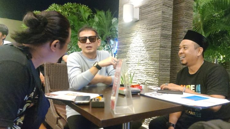 Tresno Riadi, vokalis Tipe-X, saat ngobrol santai bareng awak media di salah satu hotel di Kota Jambi, Kamis (29/5/2025). (Dok. Nahar)