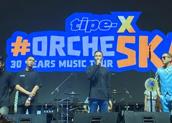 Rivan Saputra dan X-Friends Jambi di panggung #OrcheSKA Konser 30 Tahun Tipe-X bandara lama Jambi, Jumat (30/05/2025). (Dok.Yola)