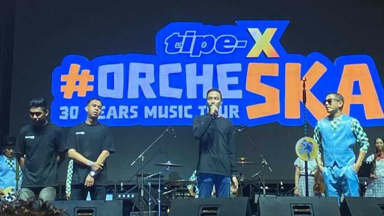 Rivan Saputra dan X-Friends Jambi di panggung #OrcheSKA Konser 30 Tahun Tipe-X bandara lama Jambi, Jumat (30/05/2025). (Dok.Yola)