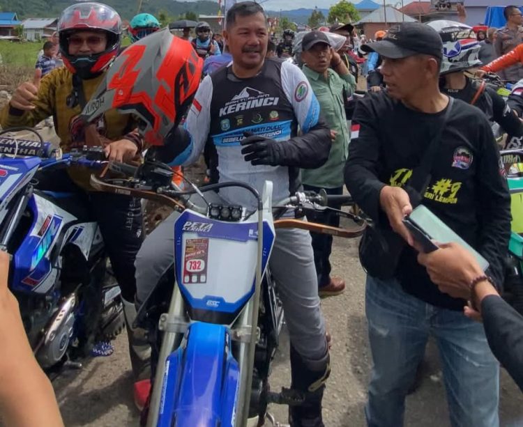 Bupati Monadi saat Buka Adventure "Jelajah Negeri Lempow" di Gunung Raya Kerinci  Minggu, 11 Mei 2025 (Dok Diko - JT)