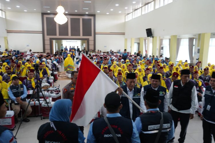 Wagub sani saat Pelepasan JCH  Kloter 13 BTH Provinsi Jambi di Asrama Haji Kota Baru Rabu (14/05/2025) (Dok. Erit - Komifno)