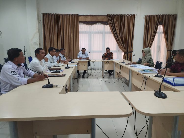 Wabup Kerinci, H. Murison, S.Pd, S.Sos, M.Si, dalam rapat koordinasi strategis bersama Balai Bahasa Provinsi Jambi, di ruang utama Kantor Bupati Kerinci, Bukit Tengah, Siulak. Rabu (14/05/2025) (dok. Diko - JT)