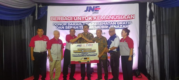 Penyerahan secara simbolis Mobil Jenazah oleh Presiden Direktur JNE, M. Feriadi Soeprapto kepada Komunitas Kong Hu  di Kantor Cabang Utama JNE Jambi, Kamis (15/5/2025). (Dok. daus)
