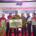Penyerahan secara simbolis Mobil Jenazah oleh Presiden Direktur JNE, M. Feriadi Soeprapto kepada Komunitas Kong Hu  di Kantor Cabang Utama JNE Jambi, Kamis (15/5/2025). (Dok. daus)