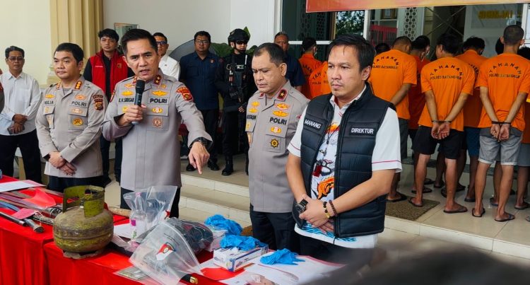 Kapolda Jambi Irjen Pol Krisno H Siregar, didampingi wakapolda Jambi Brigjen Pol M Mustaqim memimpin rilis hasil Operasi Pekat II Siginjai di Lobi utama Polda Jambi Kamis (15/5/2025). (Dok. nahar JR)