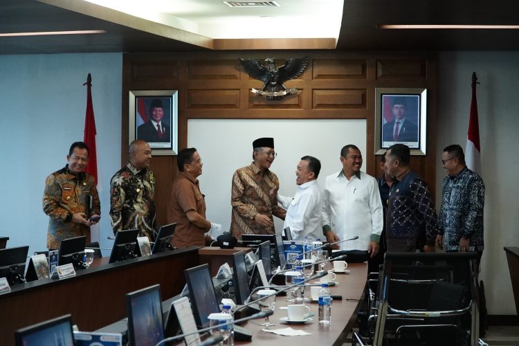 Poto bersama Gubernur Jambi, Al Haris bersama bupati dan wali kota se-Provinsi Jambi di Kementerian PUPR) di Jakarta, Kamis (15/5/2025). (Dok . Erik- Kominfo)