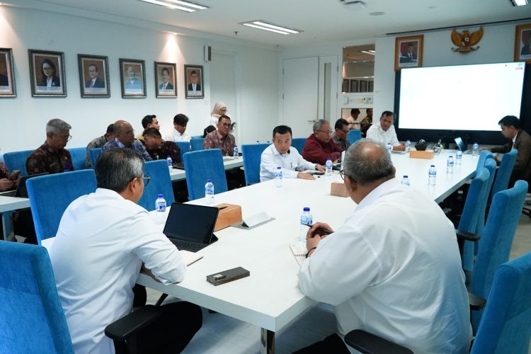 Gubernur Al Haris saat melakukan pertemuan dengan Direktur Jenderal SDA Kementerian PU di Jakarta, Kamis (15/05/25). (Dok. erik - Kominfo)