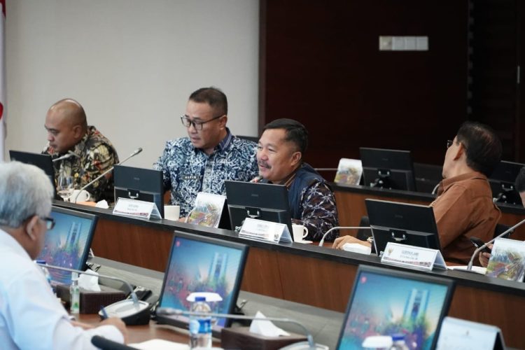 Bupati Kerinci, Monadi, melakukan audiensi penting dengan Menteri Pekerjaan Umum dan Perumahan Rakyat (PUPR) di Gedung Kementerian PUPR, Jakarta, Kamis (15/5). (Dok. Yola - JT)