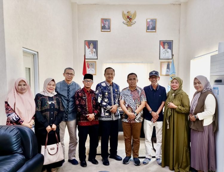 Wakil Bupati Kerinci, H. Murison, saat kunjungan silaturahmi dari organisasi Kerukunan Minang Kerinci pada Kamis (15/5), di ruang kerja Wakil Bupati Kerinci, Siulak. amis (15/5) (Dok. Yola - JT)