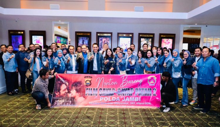 Poto bersama Kapolda Jambi damn  Ketua Bhayangkari Daerah Jambi sebelum nobar) film Sayap-Sayap Patah 2   di Mall WTC jambi, Kamis (15/5/2025) (Dok. Nahar - JT)