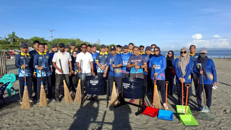 Kepala Kanwil Bea Cukai Aceh, Safuadi,  Bea Cukai Aceh dan masyarakat Gampong Deah Raya berfoto bersama usai melaksanakan kegiatan bersih-bersih Pantai Syiah Kuala, Banda Aceh, Sabtu (18/5/2025). (Foto: Dok. Bea Cukai Aceh)