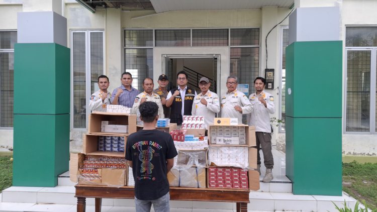 Petugas Bea Cukai Aceh dan Satpol PP WH Provinsi Aceh memperlihatkan barang bukti hasil penindakan rokok ilegal sebanyak 90.248 batang yang diamankan dalam operasi pasar gabungan di Kabupaten Pidie Jaya dan Bireun, Kamis (16/5/2025). (Dok. Humas - BC)