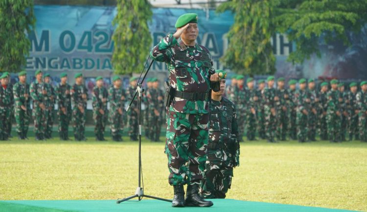 Komandan Korem 042/Gapu Brigjen TNI Heri Purwanto, S.E., M.Sc. bertindak sebagai inspektur upacara dalam peringatan Hari Kebangkitan Nasional ke-117 di Lapangan Makorem 042/Gapu, Jambi, Selasa (20/5/2025). (Foto: Penrem 042/Gapu)