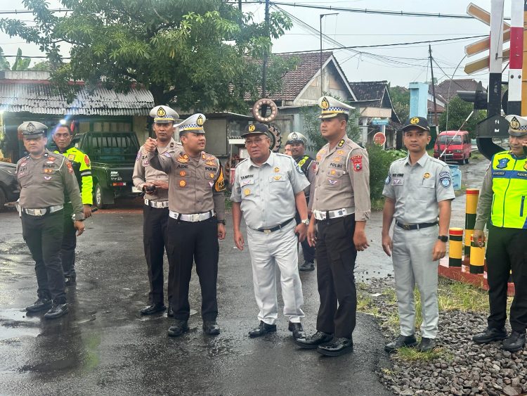 Petugas Jasa Raharja dan Kepolisian meninjau langsung lokasi kecelakaan di perlintasan sebidang JPL 08, Stasiun Magetan, sebagai bagian dari koordinasi dan langkah cepat penanganan korban tabrakan antara KA Malioboro Ekspres dan tujuh sepeda motor. (Foto: Dok. Jasa Raharja Jawa Timur)